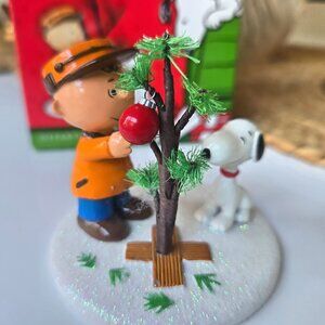 Peanuts "The Perfect Tree" Figurine By Department 56 Snoopy and Charlie Brown